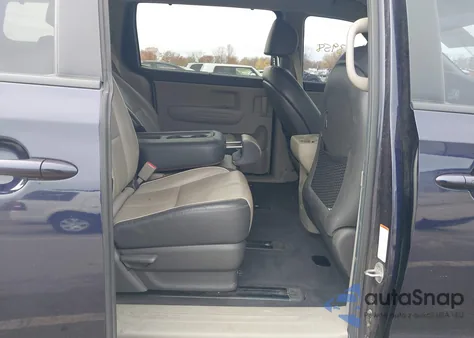 2018 Kia Sedona Lx z USA, uszkodzony, nr VIN KNDMB5C16J6401211